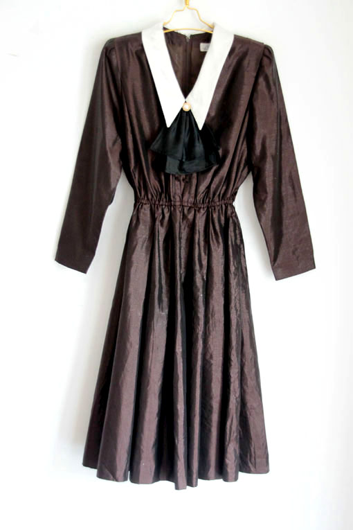 vintage古着 中世纪复古白色领蝴蝶结棕色长袖大摆连衣裙推荐