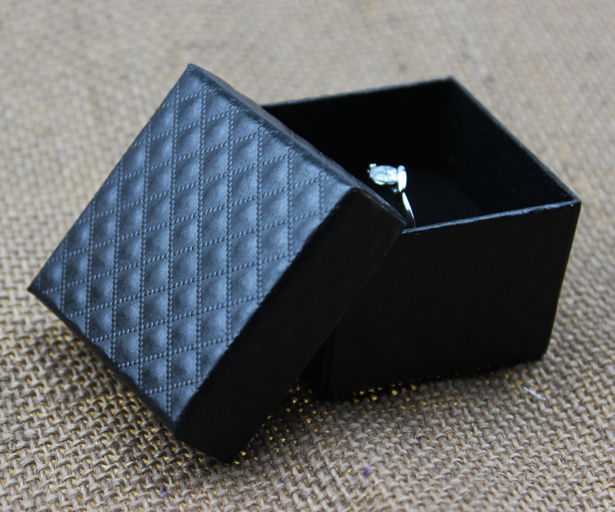 经典黑色钻石纹戒指盒