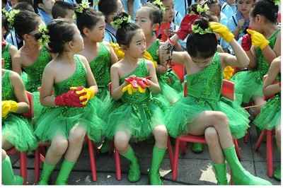 六一儿童表演服装 舞蹈纱裙 小草演出服 幼儿树叶服装 绿色公主裙