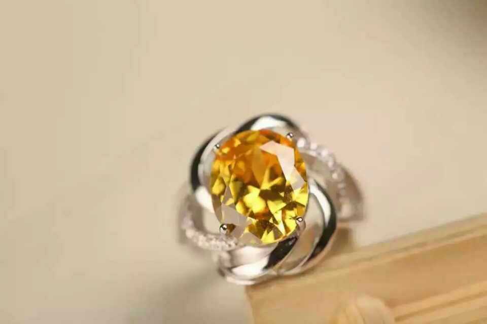 天然黄水晶戒指  纯银镶嵌，美丽时尚，潮流首选