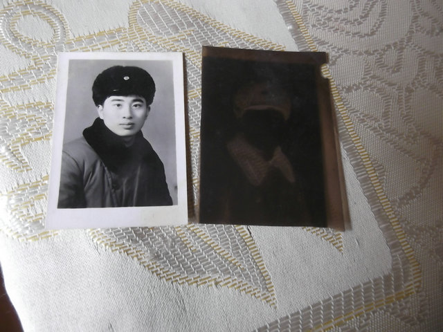 黑白老照片一位青年军人半身照有底片70年代拍摄经典怀旧收藏真品
