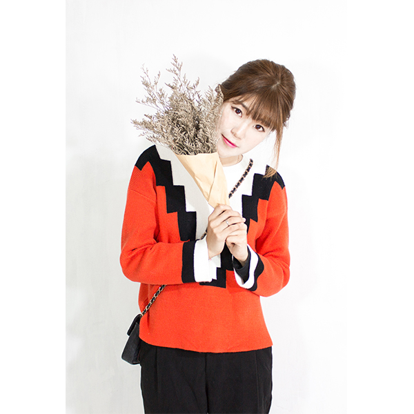 2015冬季新款韩国撞色条纹菱格V型图案套头毛衣英伦百搭长袖女款