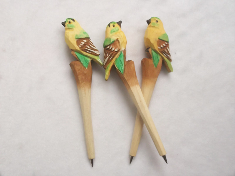 黄绿鸟木雕动物笔、原木雕刻手工制作木制圆珠笔创意礼品笔广告笔