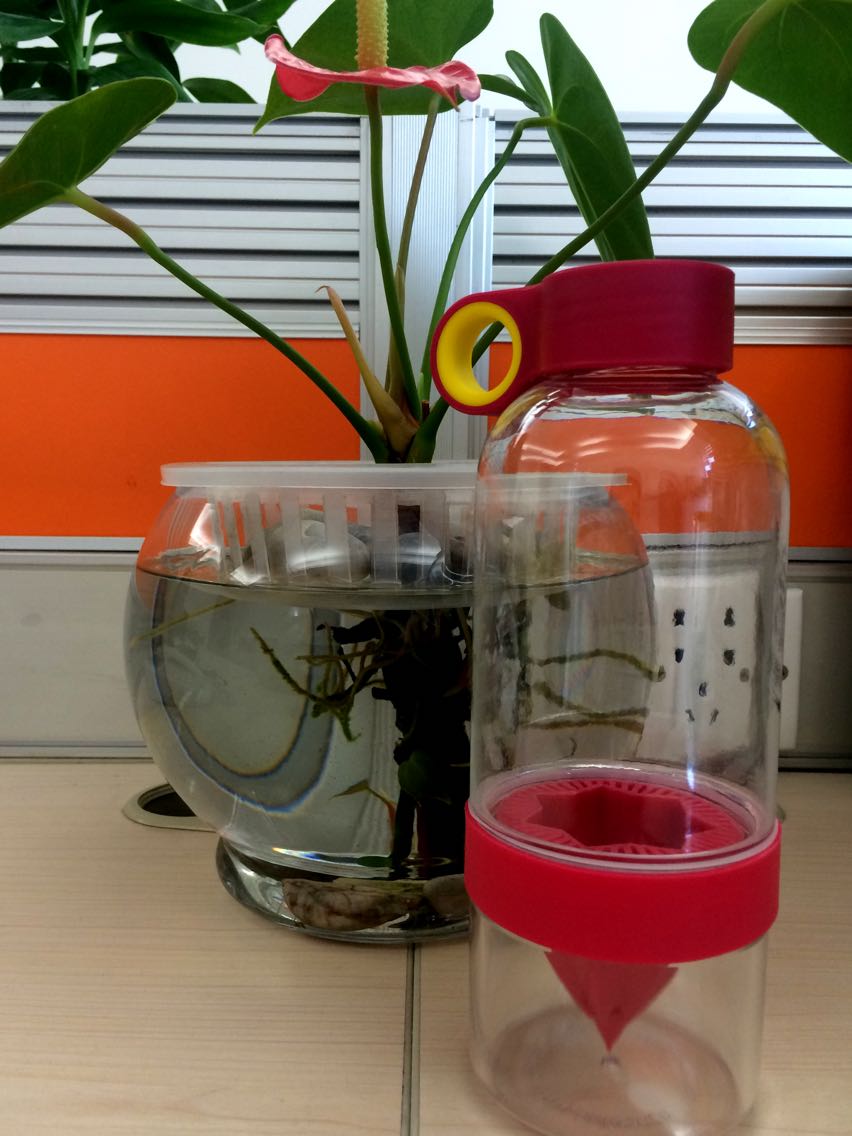 实拍赞诺创意喝水神器男女士学生户外简约手动水果榨汁塑料柠檬杯
