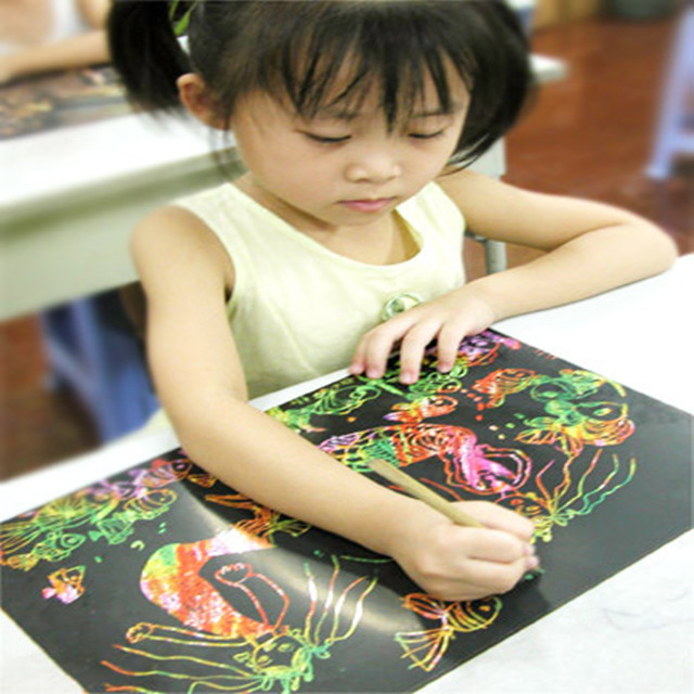 包邮 儿童美术用品安全无毒炫彩迷彩刮画纸蜡笔绘画4K开批发
