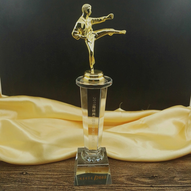 跆拳道比赛创意金人奖杯制作 体育比赛纪念礼品 水晶金属奖杯刻字