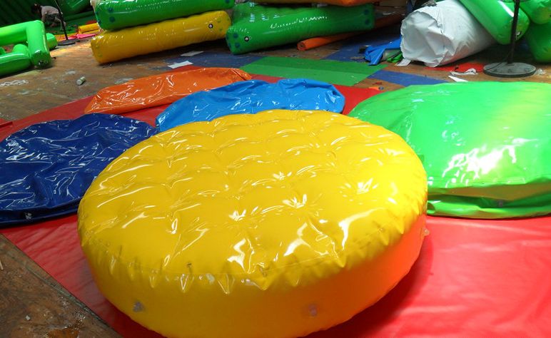 充气浮漂水上平横木水上浮漂水上玩具组合水上充气玩具水上翘翘板