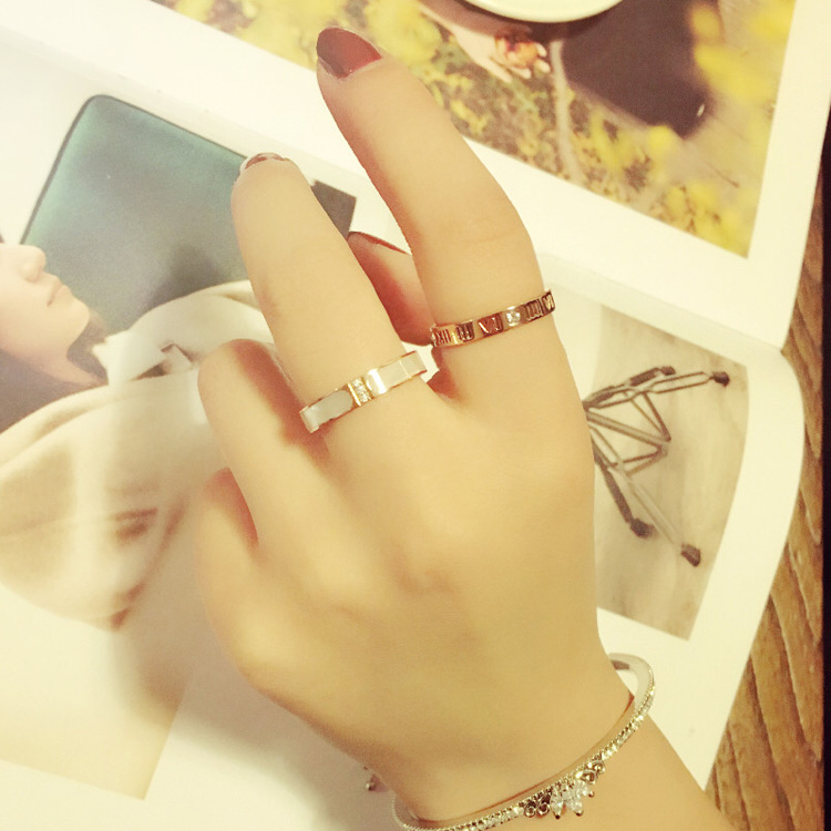日韩国气质18K玫瑰金色贝壳罗马数字钛钢戒指女简约指环情侣对戒
