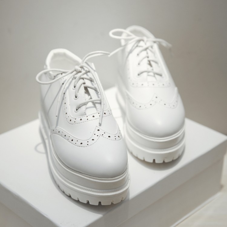 银色白色英伦时尚百搭休闲女鞋厚底系带复古雕花舒适平跟低帮鞋