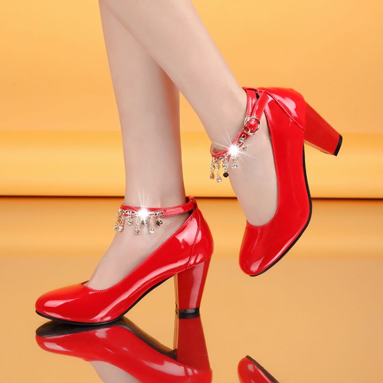 红色结婚鞋粗跟新娘鞋孕妇鞋子水钻吊链鞋漆皮单鞋女中跟圆头婚鞋