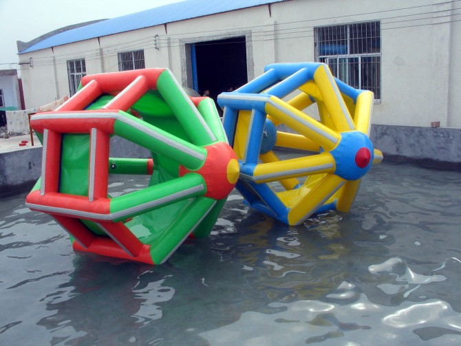 水上滚筒翘翘板水上玩具充气玩具陆地滚筒水上冲关玩具水上跑步器