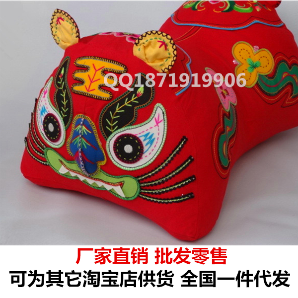 手工刺绣布老虎枕头虎头枕靠枕摆件中国风纯手工儿童布艺玩具