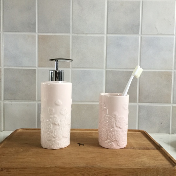 Francfra*c新款粉色浮雕玫瑰口杯洗手液压瓶套装