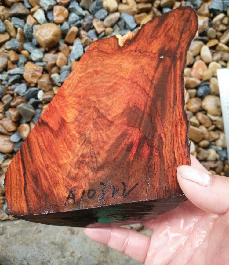 A10322交趾黄檀老挝大红酸枝红木边角木料雕刻料随形工艺料水波纹